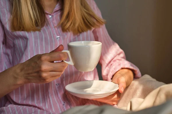 Schöne Frau Mit Einer Tasse Kaffee Geschäftsfrau Trinken Morgenkaffee Nach — Stockfoto
