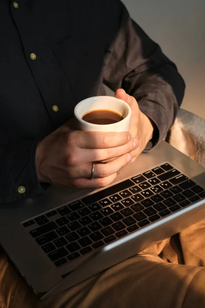 Affärsman Som Håller Händerna Laptop Och Kopp Gott Kaffe Mannen — Stockfoto