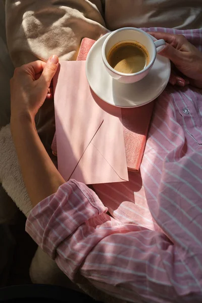 Frau Hält Tasse Kaffee Und Papierumschlag Der Hand Mädchen Trinken — Stockfoto