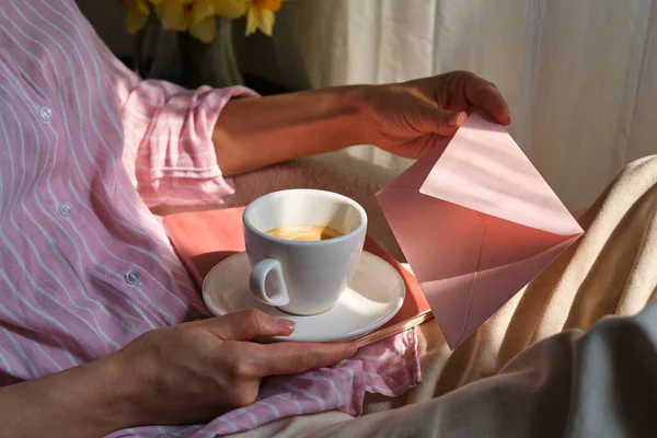 Kvinna Hålla Hand Kopp Kaffe Och Papper Kuvert Flicka Dricka — Stockfoto