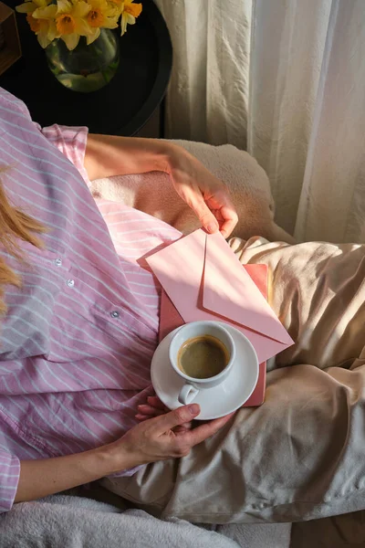 Mujer Sostenga Mano Taza Café Sobre Papel Chica Beber Delicioso —  Fotos de Stock