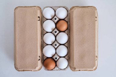 Tavuk yumurtalı karton kutular. Masada pişmemiş yumurtalarla kutular. Doğal organik tarım ürünü. Paskalya tatiline hazırlanıyorum. Taze yemek teslimatı, karton paket. Yemek pişirmek için ham malzeme.