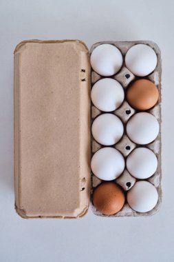 Tavuk yumurtalı karton kutular. Masada pişmemiş yumurtalarla kutular. Doğal organik tarım ürünü. Paskalya tatiline hazırlanıyorum. Taze yemek teslimatı, karton paket. Yemek pişirmek için ham malzeme.