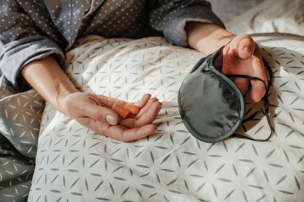 Mascarilla Para Dormir Tapones Para Los Oídos Manos Femeninas Mujer —  Fotos de Stock