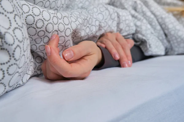 Mujer Duerme Cama Chica Rubia Bajo Manta Sobre Almohada Despierta —  Fotos de Stock