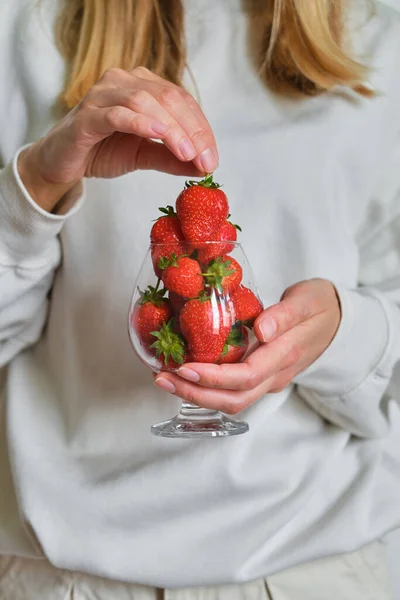 Strawberries Glass Hands Girl Ripe Strawberry Closeup Fresh Red Juicy — Stock Photo, Image