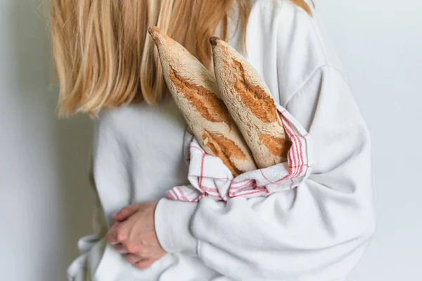 Свежие Багеты Руках Девушки Вкусный Традиционный Французский Пшеничный Хлеб Длинные — стоковое фото