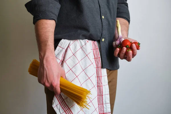 Paquete Espaguetis Sin Cocer Tomates Ajo Manos Hombre Pasta Italiana —  Fotos de Stock