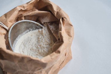 Tahta masada hamur yoğurmak için un. Hamuru pişirmek için hazırlıyorum. Aile için ev yapımı mutfak. Mutfakta aşçı işyeri. Hamur işi yapıyorum. Sağlıklı, lezzetli yemek tarifi.