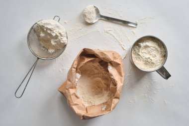Tahta masada hamur yoğurmak için un. Hamuru pişirmek için hazırlıyorum. Aile için ev yapımı mutfak. Mutfakta aşçı işyeri. Hamur işi yapıyorum. Sağlıklı, lezzetli yemek tarifi.
