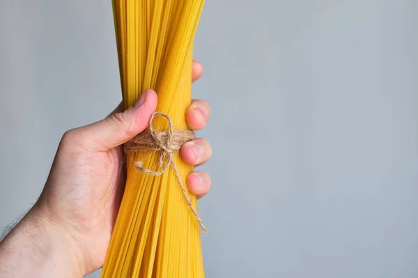 Főzetlen Spagetti Csokor Egy Férfi Kezében Hagyományos Olasz Tészta Egészséges — Stock Fotó