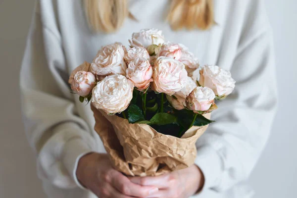 Roses Blanches Roses Dans Les Mains Une Femme Heureuse Gros — Photo