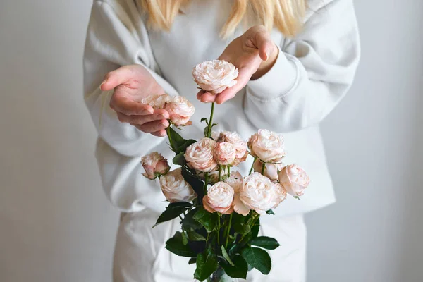 Fehér Rózsaszín Rózsák Egy Boldog Kezében Rózsaszirom Közelkép Gyönyörű Tavaszi — Stock Fotó