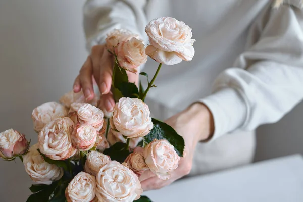 Roses Blanches Roses Dans Les Mains Une Femme Heureuse Gros — Photo