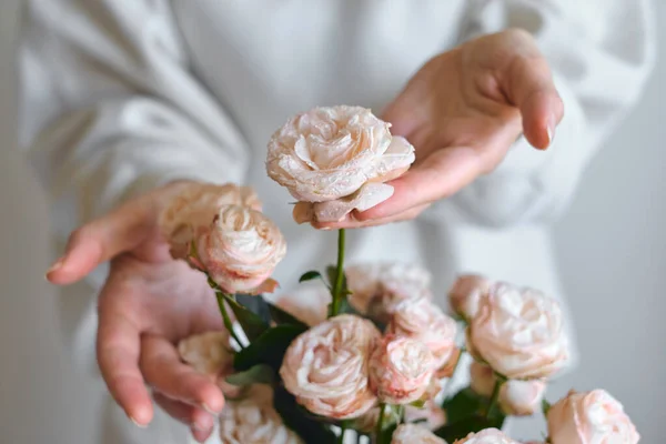 Roses Blanches Roses Dans Les Mains Une Femme Heureuse Gros — Photo