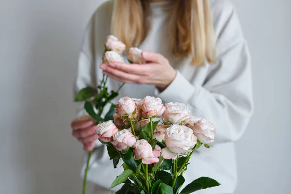 Roses Blanches Roses Dans Les Mains Une Femme Heureuse Gros — Photo