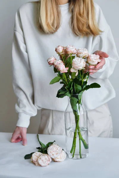 Fehér Rózsaszín Rózsák Egy Boldog Kezében Rózsaszirom Közelkép Gyönyörű Tavaszi — Stock Fotó