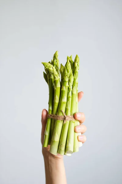 Zielone Szparagi Rękach Dziewczyny Banda Dojrzałych Świeżych Szparagów Zdrowe Organiczne — Zdjęcie stockowe