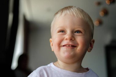 Mavi gözlü sarışın bir çocuğun portresi.