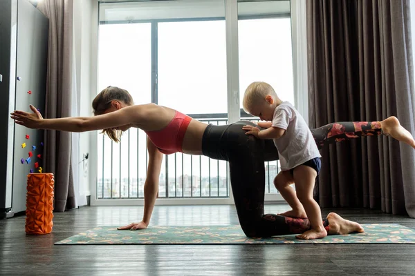 Young Mother Practices Yoga Home Her Baby — Stock Photo, Image