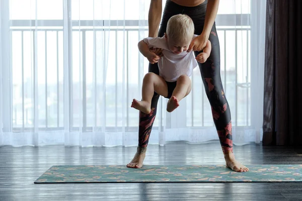 Joven Madre Practica Yoga Casa Con Bebé — Foto de Stock