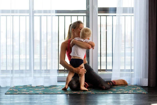 Young Mother Practices Yoga Home Her Baby — Stock Photo, Image