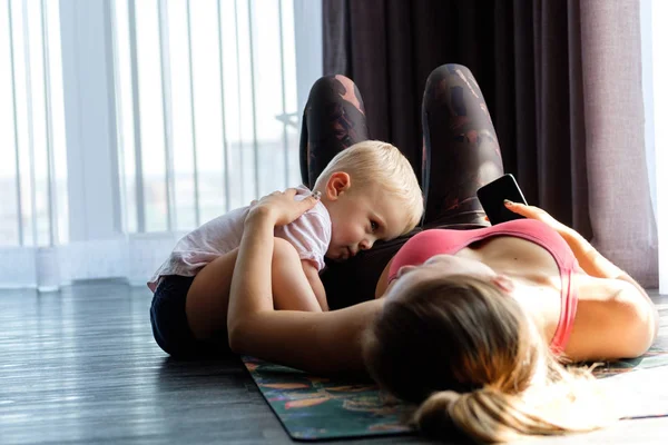 Giovane Madre Pratica Yoga Casa Con Suo Bambino Fotografia Stock