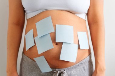 Çıkartmalı hamile bir kadının karnı.