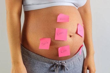 Çıkartmalı hamile bir kadının karnı.