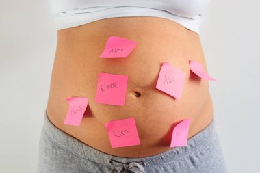 Çıkartmalı hamile bir kadının karnı.