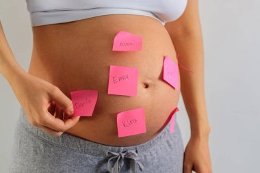 Çıkartmalı hamile bir kadının karnı.