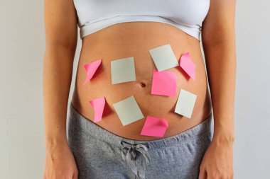 Çıkartmalı hamile bir kadının karnı.