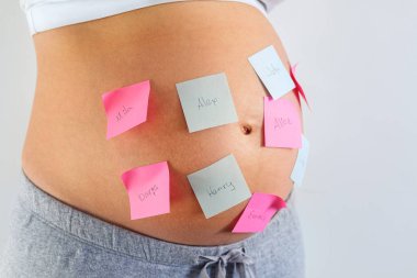 Çıkartmalı hamile bir kadının karnı.