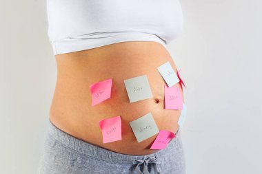 Çıkartmalı hamile bir kadının karnı.