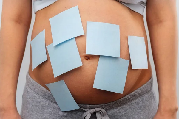 Barriga Uma Mulher Grávida Com Adesivos — Fotografia de Stock