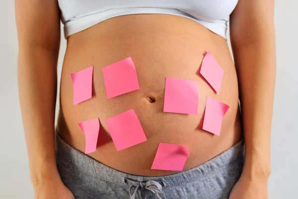 Barriga Uma Mulher Grávida Com Adesivos — Fotografia de Stock