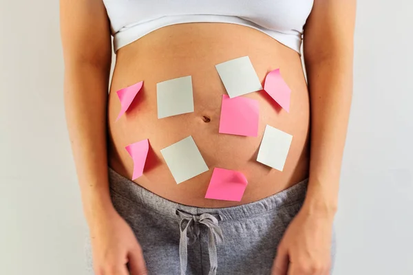 Barriga Uma Mulher Grávida Com Adesivos — Fotografia de Stock