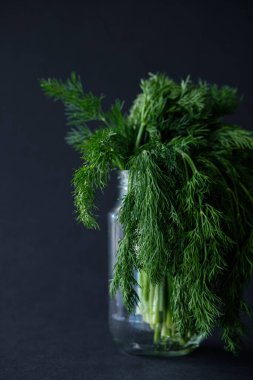 Cam kavanozlarda salata yaprakları