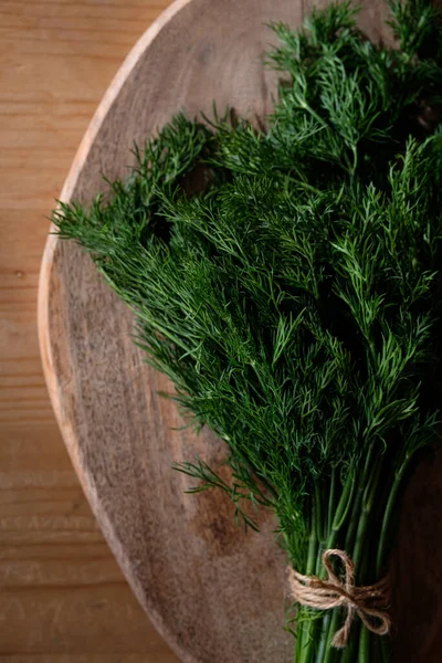 Een Stelletje Dille Gebonden Met Touw Een Houten Achtergrond — Stockfoto