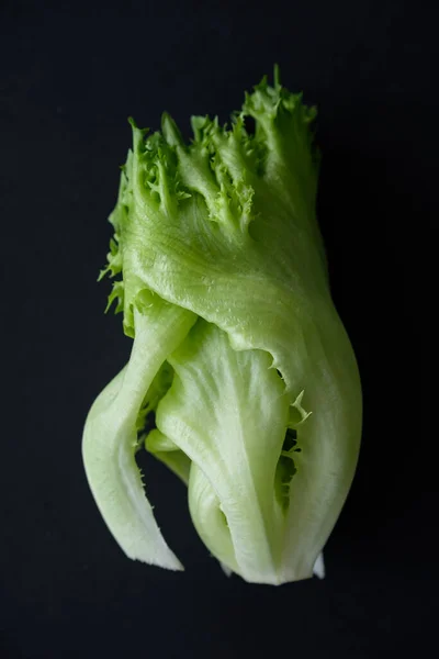 Kopfsalat Auf Dunklem Hintergrund Gesundes Ernährungskonzept — Stockfoto