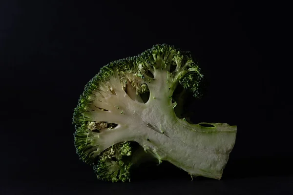 Zielone Brokuły Czarnym Tle Świeże Warzywa — Zdjęcie stockowe