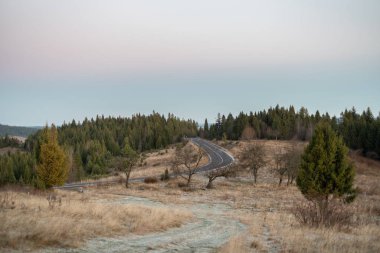 Buzlu dağların arasındaki yol