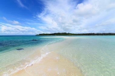 Beach Koh Mak, Trad, Tayland bulut ve mavi gökyüzü ile güzel bir sahne.