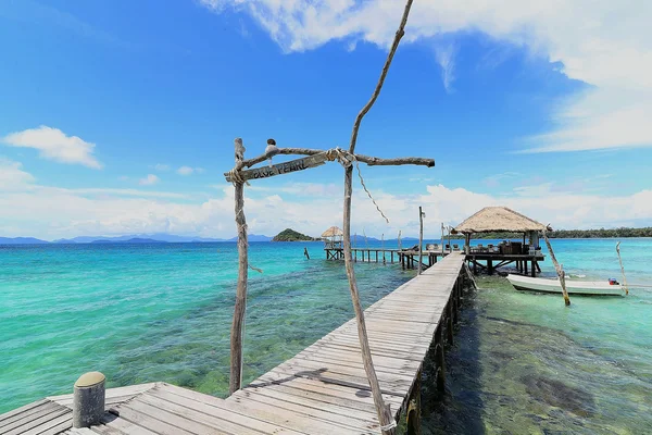 Beach Koh Mak, Trad, Tayland bulut ve mavi gökyüzü ile güzel bir sahne.