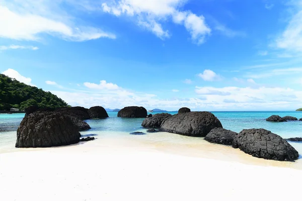 コマック、繁体字、タイで雲と青空とビーチの美しい景色. — ストック写真