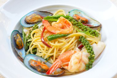 Spagetti deniz ürünleri ile baharat, Tayland lezzetli yemekler sıcak ve baharatlı otlar