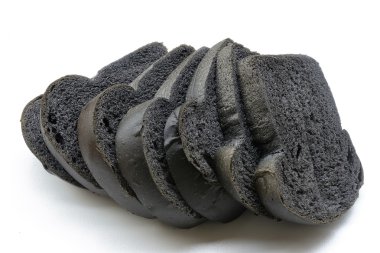 Organik ev yapımı kömür ekmek beyaz arka plan