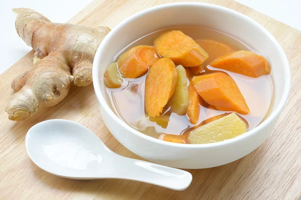 Asiatische Dessertsuppe. Süßkartoffelsuppe mit Ingwer gekocht — Stockfoto