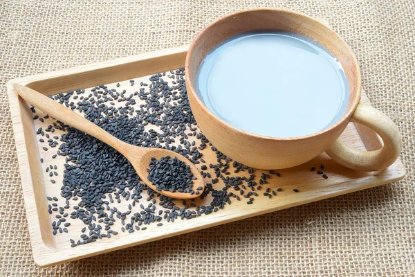 Soya sütü karıştırın siyah susam soya tohumu ve siyah susam kuru ile