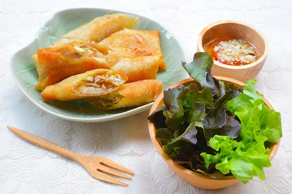 Crujientes rollos de primavera de verduras fritas doradas —  Fotos de Stock